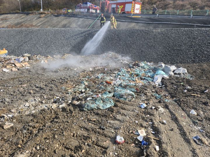 [울산=뉴시스] 박수지 기자 = 2일 오전 울산 남구 성암동 한 생활폐기물 매립장에서 불이 나 소방당국이 진화작업 중이다. (사진=울산소방본부 제공) 2025.12.02. photo@newsis.com *재판매 및 DB 금지