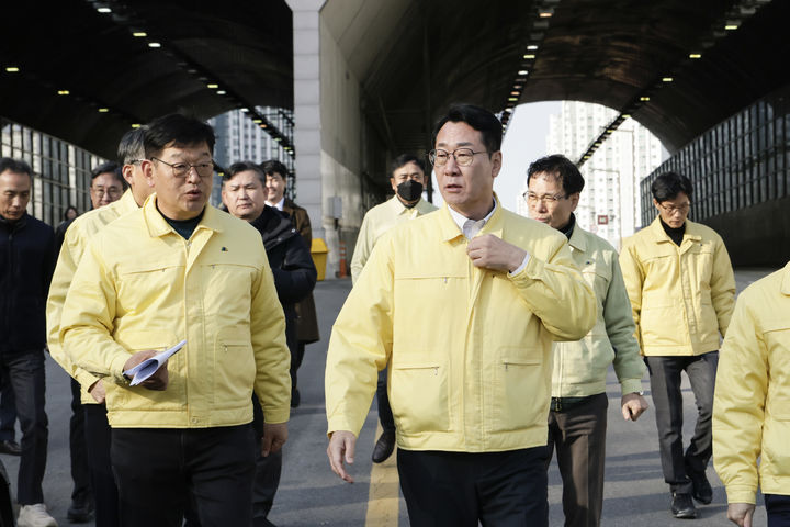 [화성=뉴시스]정명근 화성시장이 3일 목동 동탄숲 생태터널 현장에서 관계공무원에게 안전 확보를 위한 조치사항 등을 지시하고 있다.(사진=화성시 제공)2025.12.02.photo@newsis.com *재판매 및 DB 금지