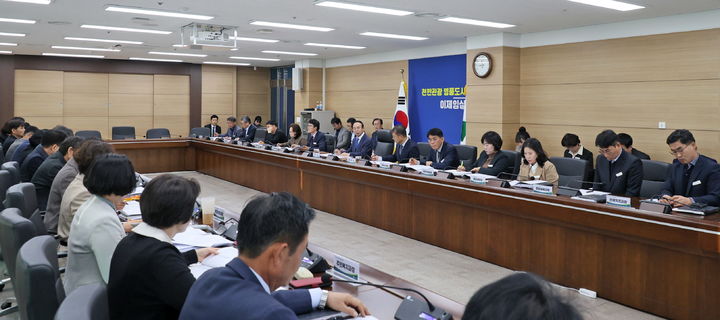 [임실=뉴시스] 임실군 심민 군수가 간부회의를 통해 '겨울철 재해대책 기간'의 특별종합대책의 빈틈없는 추진을 당부하고 있다. *재판매 및 DB 금지