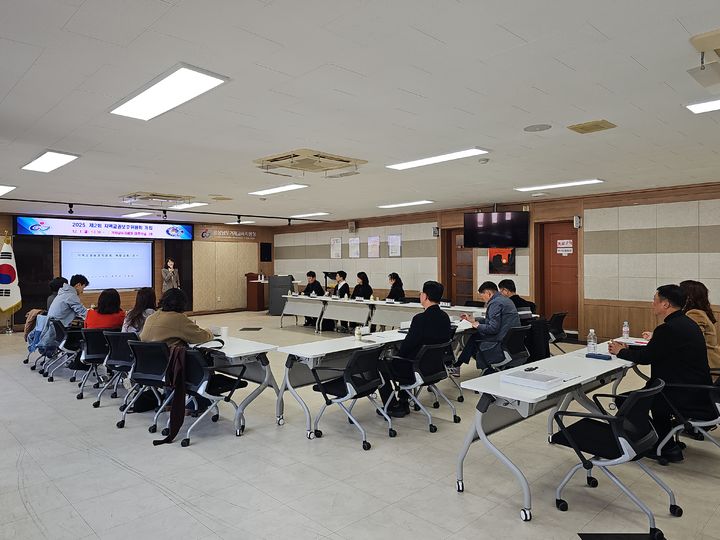 [거제=뉴시스] 신정철 기자= 거제교육지원청(교육장 김보상)은 지난 1일, 거제교육지원청 3층 대회의실에서 진희정 변호사의 특강과 실무 연수 중심으로 제2회 지역교권보호위원회를 개최했다.사진은 특강 진행 모습.(사진=거제교육지원청 제공).2025.12.02. photo@newsis.com *재판매 및 DB 금지