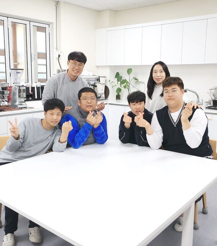 [과천=뉴시스] 과천중앙고 특수학급 학생들이 자격증 취득 프로그램에 참여한 뒤 선생님들과 함께 기념촬영을 하고 있다. 이들은 수제비누 제조지도사 자격증에 전원 합격했으며 현재 도자기 생활공예 자격증 취득에 도전 중이다. (사진=과천중앙고 제공) 2025.12.02. photo@newsis.com *재판매 및 DB 금지