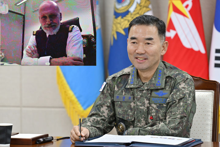 [서울=뉴시스] 진영승 합참의장이 주세페 카보 드라고네 나토 군사위원장(좌측 상단)과 공조통화를 실시하며 군사협력 증진방안을 논의하고 있다. (사진=합동참모본부 제공) 2025.12.02. photo@newsis.com *재판매 및 DB 금지