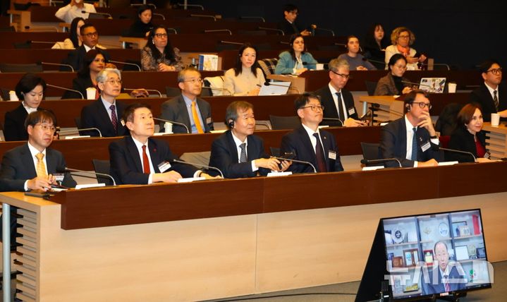 [포항=뉴시스] 이강덕 경북 포항시장이 2일 서울 대한상공회의소에서 열린 '제1회 동아시아 기후 대화(EACD 2025)'에 참석해 포항시의 녹색 산업 전환을 소개했다. 동아시아 기후 대화 회의 모습. (사진=포항시 제공) 2025.12.02. photo@newsis.com