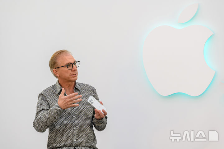 [서울=뉴시스]그렉 조스위악 애플 글로벌 마케팅 수석 부사장이 2일 서울 성동구에서 열린 애플 게임 쇼케이스에서 뉴시스와 인터뷰를 진행하고 있다. (사진=애플)