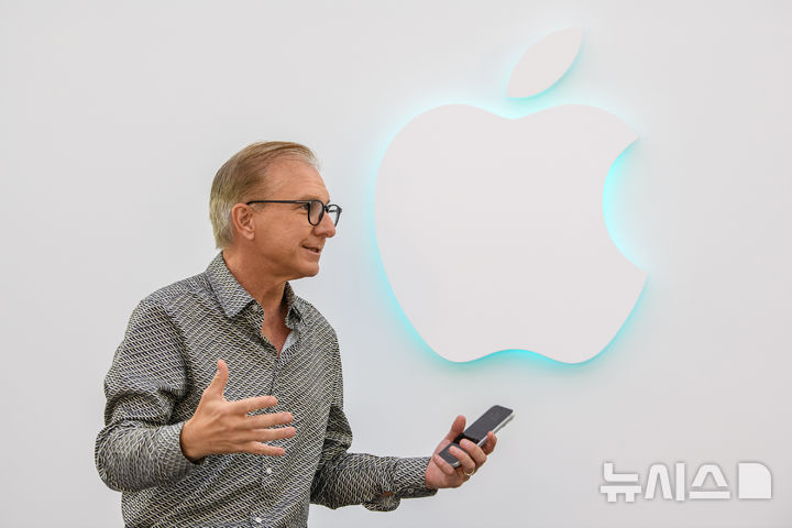 [서울=뉴시스]그렉 조스위악 애플 글로벌 마케팅 수석 부사장이 2일 서울 성동구에서 열린 애플 게임 쇼케이스에서 뉴시스와 인터뷰를 진행하고 있다. (사진=애플)