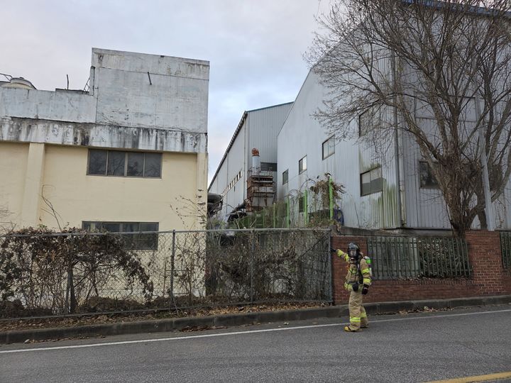 [서산=뉴시스] 2일 오후 4시3분께 충남 서산시 수석동 수석산업단지 안에 위치한 한 수산물 가공공장에서 노후 배관 교체 중 암모니아가 누출됐다. (사진은 현장에 출동한 소방대원이 누출 부위를 가리키고 있는 모습). (사진=서산소방서 제공) 2025.12.02. photo@newsis.com *재판매 및 DB 금지