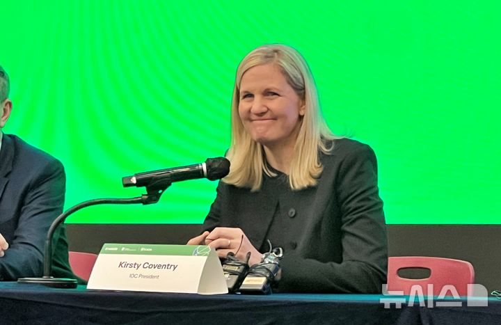 [부산=뉴시스] 원동화 기자 = 커스티 코번트리(Kirsty Coventry) 국제올림픽위원회(IOC) 위원장이 2일 부산 해운대구 벡스코에서 개최된 세계도핑방지기구(WADA) 총회에 참석해 기자들의 질문에 답하고 있다. 2025.12.02. dhwon@newsis.com