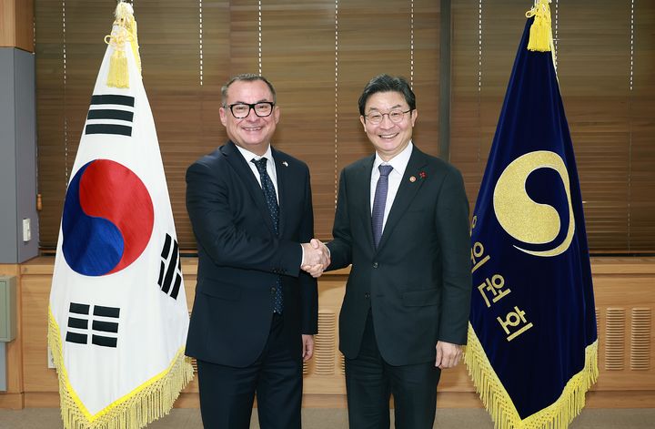 [서울=뉴시스] 이억원 금융위원장은 2일 오후 정부서울청사에서 독일연방은행 요아힘 나겔 총재와 면담했다. (사진=금융위원회)photo@newsis.com *재판매 및 DB 금지