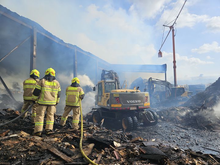[서귀포=뉴시스] 2일 오후 제주 서귀포시 토평공업단지 소재 야적장에서 소방당국이 진화 작업을 벌이고 있다. (사진=제주소방안전본부 제공) 2025.12.02. photo@newsis.com *재판매 및 DB 금지