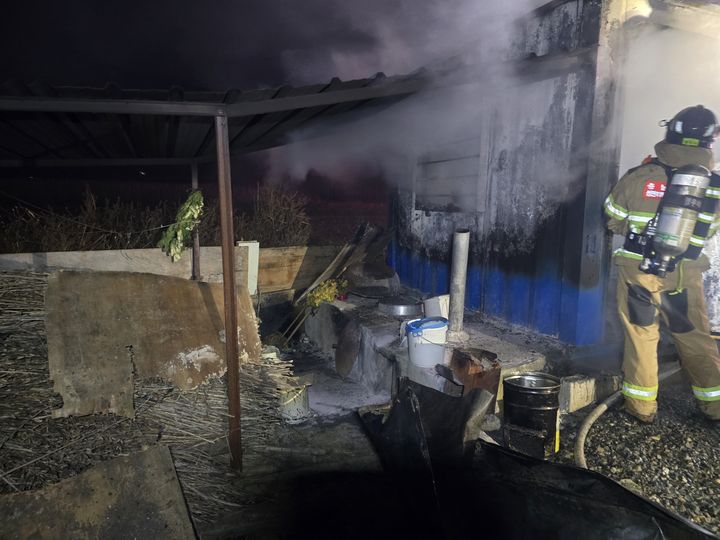 [서산=뉴시스] 2일 오후 6시34분께 충남 서산시 팔봉면 양길리에서 농자재 창고로 쓰던 컨네이너에 불이 나 45분 만에 진화됐다. (사진=서산소방서 제공) 2025.12.02. photo@newsis.com *재판매 및 DB 금지