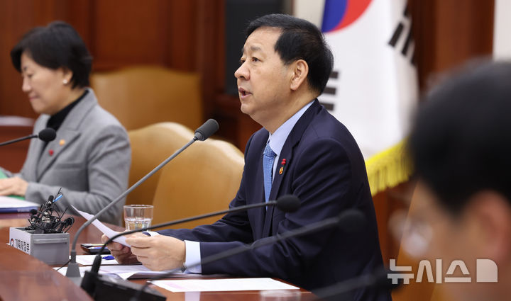 [서울=뉴시스] 추상철 기자 = 구윤철 부총리 겸 기획재정부 장관이 2일 오전 서울 종로구 정부서울청사에서 열린 경제관계장관회의 겸 물가관계장관회의에서 발언하고 있다. 2025.12.02. scchoo@newsis.com