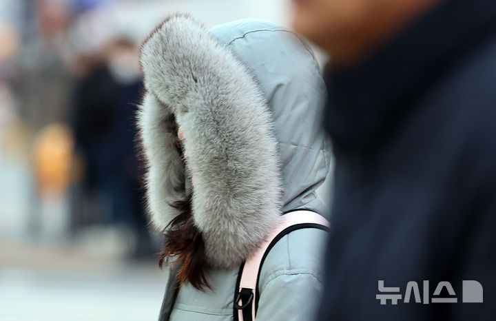 [서울=뉴시스] 최진석 기자 = 사진은 지난 2일 서울 종로구 세종대로 사거리에서 시민들이 출근길 발걸음을 재촉하고 있는 모습. 2025.12.02. myjs@newsis.com