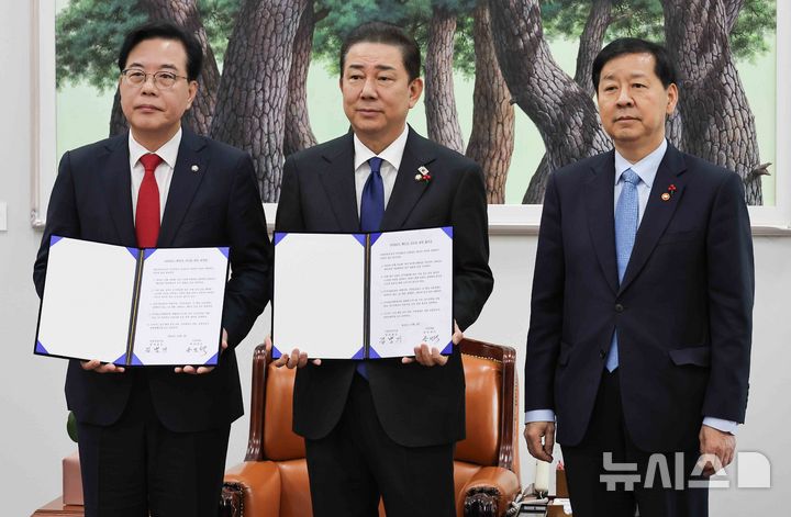 [서울=뉴시스] 조성봉 기자 = 김병기 더불어민주당 원내대표와 송언석 국민의힘 원내대표가 2일 서울 여의도 국회에서 2026년도 예산안 처리를 위한 합의문에 서명을 마치고 기념촬영을 하고 있다. 오른쪽은 구윤철 경제부총리 겸 기획재정부 장관. (공동취재) 2025.12.02. photo@newsis.com