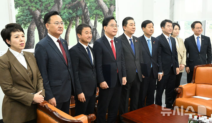 [서울=뉴시스] 조성봉 기자 = 송언석 국민의힘 원내대표, 김병기 더불어민주당 원내대표, 구윤철 부총리 겸 기획재정부 장관 등이 2일 서울 여의도 국회에서 2026년도 예산안 처리를 위한 합의문에 서명을 마치고 기념촬영을 하고 있다.(공동취재) 2025.12.02. photo@newsis.com