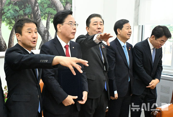 [서울=뉴시스] 조성봉 기자 = 송언석 국민의힘 원내대표, 김병기 더불어민주당 원내대표, 구윤철 부총리 겸 기획재정부 장관등이 2일 서울 여의도 국회에서 2026년도 예산안 처리를 위한 합의문에 서명을 마치고 기념촬영을 하기 위해 자리하고 있다.(공동취재) 2025.12.02. photo@newsis.com