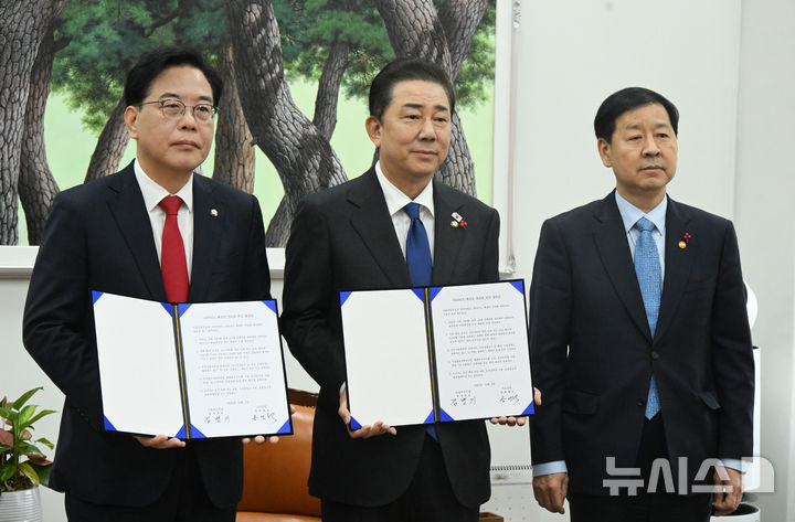 [서울=뉴시스] 조성봉 기자 = 송언석 국민의힘 원내대표(왼쪽부터), 김병기 더불어민주당 원내대표, 구윤철 부총리 겸 기획재정부 장관이 2일 서울 여의도 국회에서 2026년도 예산안 처리를 위한 합의문에 서명을 마치고 기념촬영을 하고 있다.(공동취재) 2025.12.02. photo@newsis.com