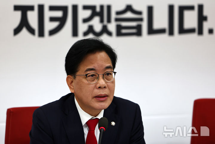 [서울=뉴시스] 김명년 기자 = 송언석 국민의힘 원내대표가 2일 오전 서울 여의도 국회에서 열린 대미투자특별법 점검 상임위원장-간사단 회의에서 발언하고 있다. 2025.12.02. kmn@newsis.com