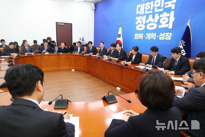 [서울=뉴시스] 조성봉 기자 = 김병기 더불어민주당 원내대표가 2일 오전 서울 여의도 국회에서 열린 원내대책회의에서 발언을 하고 있다. 2025.12.02. suncho21@newsis.com