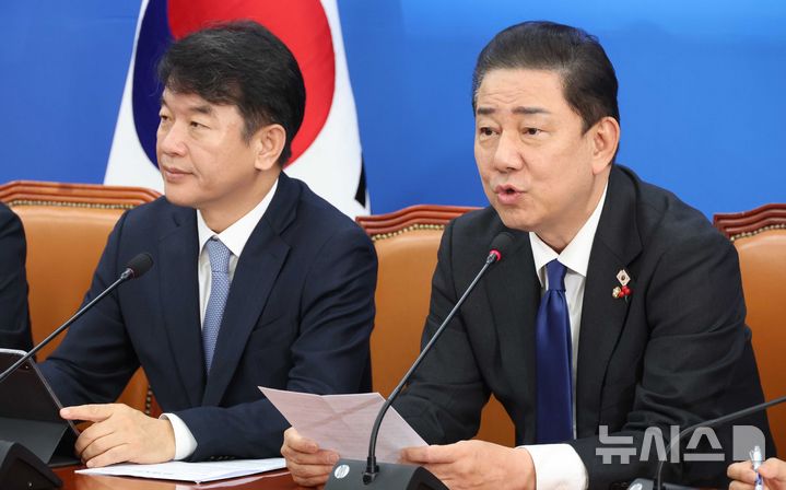 [서울=뉴시스] 조성봉 기자 = 김병기 더불어민주당 원내대표가 2일 오전 서울 여의도 국회에서 열린 원내대책회의에서 발언을 하고 있다. 2025.12.02. suncho21@newsis.com