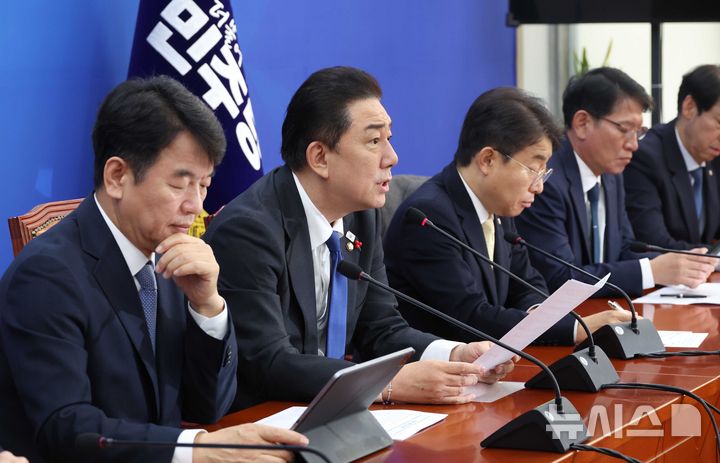 [서울=뉴시스] 조성봉 기자 = 김병기 더불어민주당 원내대표가 2일 오전 서울 여의도 국회에서 열린 원내대책회의에서 발언을 하고 있다. 2025.12.02. suncho21@newsis.com
