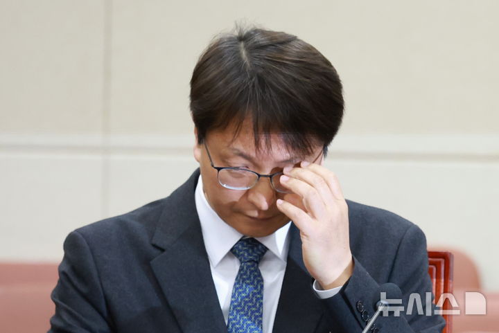 [서울=뉴시스] 고승민 기자 = 박대준 쿠팡 대표이사가 2일 서울 여의도 국회에서 열린 과학기술정보방송통신위원회의 쿠팡 개인정보 유출 사고 관련 현안질의에서 시작 전 안경을 고쳐쓰고 있다. 2025.12.02. kkssmm99@newsis.com