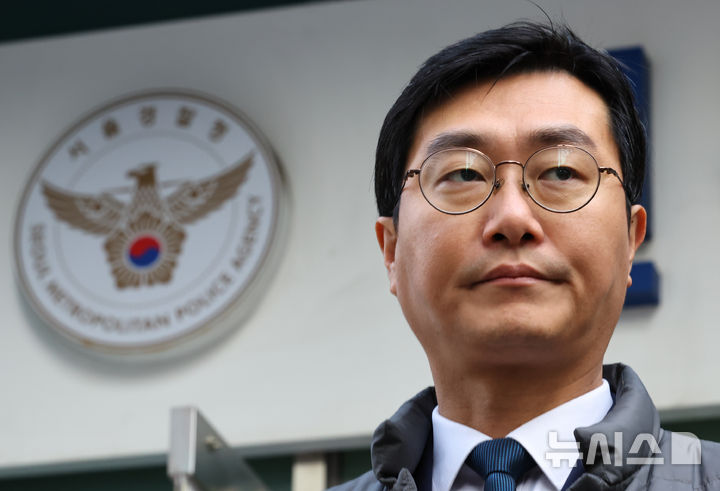 [서울=뉴시스] 최진석 기자 = 장경태 더불어민주당 의원이 2일 오전 종로구 서울경찰청 민원실 앞에서 자신을 성추행 의혹으로 고발한 고소인을 무고 및 폭행 등으로 고소·고발장 제출 후 생각에 잠겨 있다. 2025.12.02. myjs@newsis.com