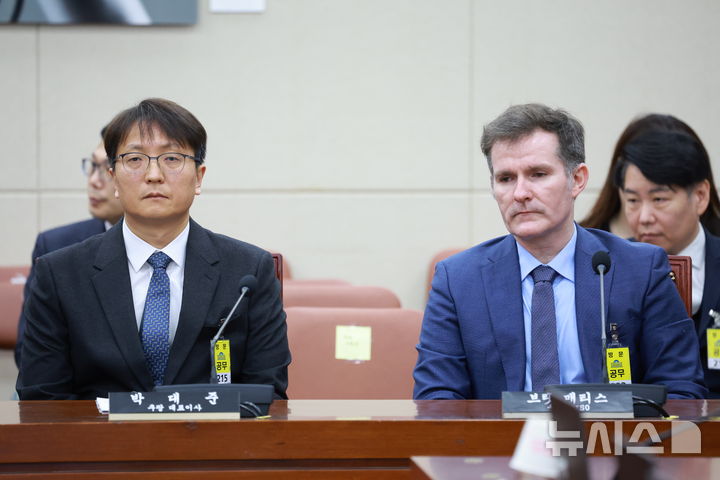 [서울=뉴시스] 고승민 기자 = 박대준 쿠팡 대표이사와 브랫 매티스 쿠팡!CISO가 2일 서울 여의도 국회에서 열린 과학기술정보방송통신위원회의 쿠팡 개인정보 유출 사고 관련 현안질의에 출석하고 있다. 2025.12.02. kkssmm99@newsis.com