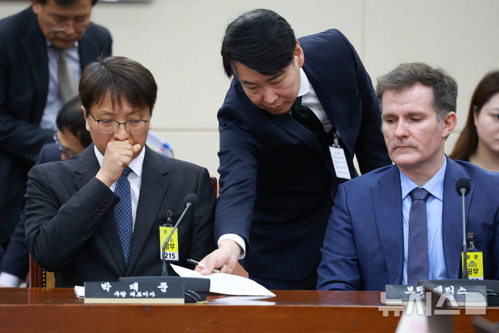 [서울=뉴시스] 고승민 기자 = 박대준 쿠팡 대표이사와 브랫 매티스 쿠팡!CISO가 2일 서울 여의도 국회에서 열린 과학기술정보방송통신위원회의 쿠팡 개인정보 유출 사고 관련 현안질의에 출석하고 있다. 2025.12.02. kkssmm99@newsis.com