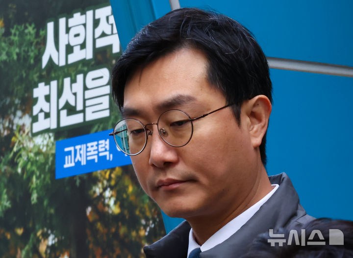 [서울=뉴시스] 최진석 기자 = 장경태 더불어민주당 의원이 2일 오전 종로구 서울경찰청 민원실 앞에서 자신을 성추행 의혹으로 고발한 고소인을 무고 및 폭행 등으로 고소·고발장 제출 후 생각에 잠겨 있다. 2025.12.02. myjs@newsis.com