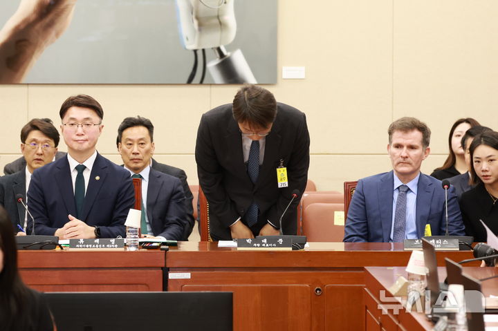 [서울=뉴시스] 고승민 기자 = 박대준 쿠팡 대표이사가 2일 서울 여의도 국회에서 열린 과학기술정보방송통신위원회의 쿠팡 개인정보 유출 사고 관련 현안질의에서 참석자 소개를 받으며 인사하고 있다. 2025.12.02. kkssmm99@newsis.com