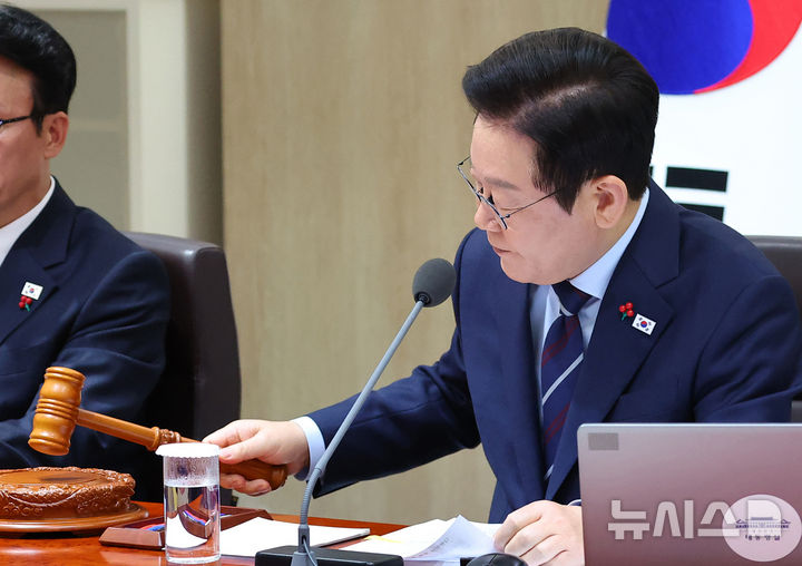 [서울=뉴시스] 고범준 기자 = 이재명 대통령이 2일 서울 용산 대통령실 청사에서 열린 국무회의에서 의사봉을 두드리고 있다. (대통령실통신사진기자단) 2025.12.02. bjko@newsis.com