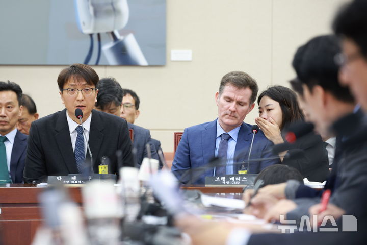 [서울=뉴시스] 고승민 기자 = 박대준 쿠팡 대표이사가 2일 서울 여의도 국회에서 열린 과학기술정보방송통신위원회의 쿠팡 개인정보 유출 사고 관련 현안질의에서 의원 질의에 답하고 있다. 2025.12.02. kkssmm99@newsis.com