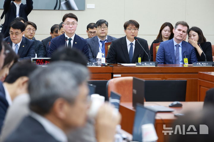 [서울=뉴시스] 고승민 기자 = 박대준 쿠팡 대표이사가 2일 서울 여의도 국회에서 열린 과학기술정보방송통신위원회의 쿠팡 개인정보 유출 사고 관련 현안질의에서 의원 질의에 답하고 있다. 2025.12.02. kkssmm99@newsis.com