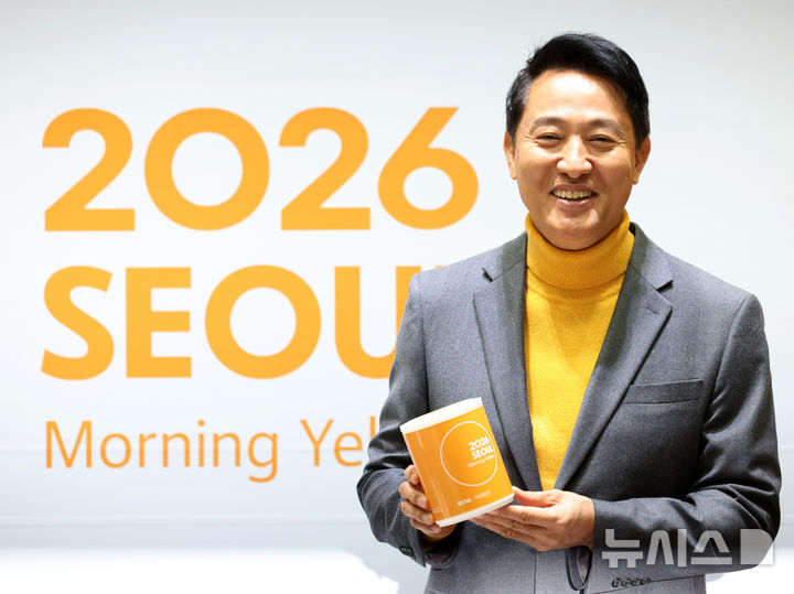 [서울=뉴시스] 이영환 기자 = 오세훈 서울시장이 2일 오전 서울 중구 서울시청 대회의실에서 열린 2026 서울색, 서울빛 기자설명회에 참석해 2026 서울색인 Mornig Yellow를 소개하고 있다. 2025.12.02. 20hwan@newsis.com