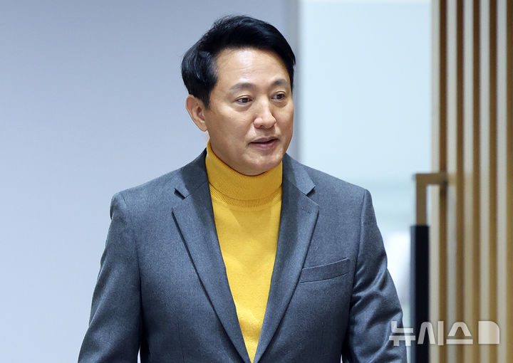 [서울=뉴시스] 이영환 기자 = 오세훈 서울시장이 2일 오전 서울 중구 서울시청 대회의실에서 열린 2026 서울색, 서울빛 기자설명회에 참석하고 있다. 2025.12.02. 20hwan@newsis.com