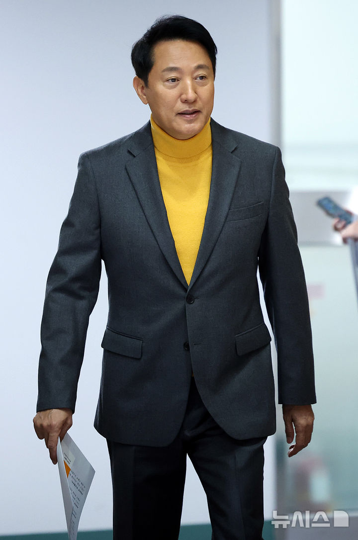 [서울=뉴시스] 이영환 기자 = 오세훈 서울시장이 2일 오전 서울 중구 서울시청 대회의실에서 열린 2026 서울색, 서울빛 기자설명회에 참석하고 있다. 2025.12.02. 20hwan@newsis.com