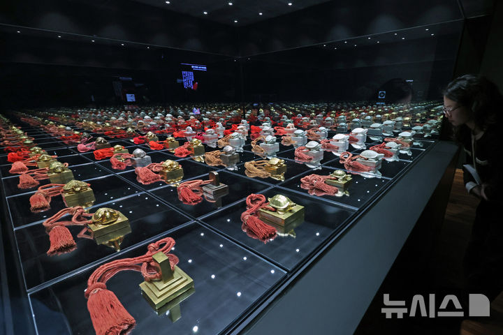 [서울=뉴시스] 박진희 기자 = 국립고궁박물관은 개관 20주년을 맞이하여 보존과학의 성과를 되돌아보고 앞으로의 방향을 모색하는 특별전 'RE:BORN, 시간을 잇는 보존과학' 언론공개회를 2일 서울 종로구 국립고궁박물관에서 갖고 왕실의 권위를 상징하는 의례용 도장인 '어보'를 선보이고 있다. 2025.12.02. pak7130@newsis.com