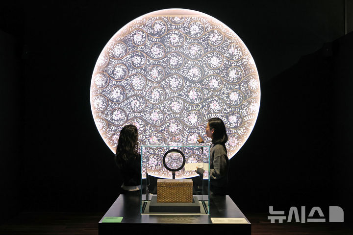 [서울=뉴시스] 박진희 기자 = 국립고궁박물관은 개관 20주년을 맞이하여 보존과학의 성과를 되돌아보고 앞으로의 방향을 모색하는 특별전 'RE:BORN, 시간을 잇는 보존과학' 언론공개회를 2일 서울 종로구 국립고궁박물관에서 갖고 고려 나전칠기 '나전국화넝쿨무늬상자' X선 투과조사 과정을 선보이고 있다. 2025.12.02. pak7130@newsis.com