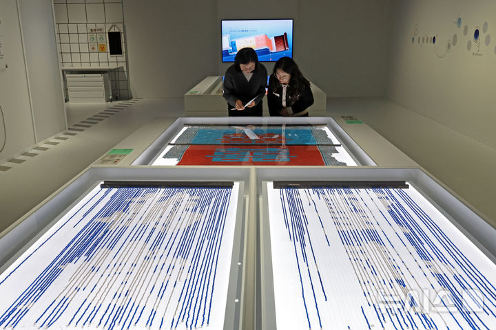 [서울=뉴시스] 박진희 기자 = 국립고궁박물관은 개관 20주년을 맞이하여 보존과학의 성과를 되돌아보고 앞으로의 방향을 모색하는 특별전 'RE:BORN, 시간을 잇는 보존과학' 언론공개회를 2일 서울 종로구 국립고궁박물관에서 갖고 보존처리가 완료된 대한제국(추정) 유물인 '옥렴'과 '옥주렴'을 최초 공개하고 있다. 2025.12.02. pak7130@newsis.com