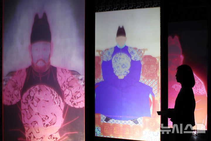 [서울=뉴시스] 박진희 기자 = 국립고궁박물관은 개관 20주년을 맞이하여 보존과학의 성과를 되돌아보고 앞으로의 방향을 모색하는 특별전 'RE:BORN, 시간을 잇는 보존과학' 언론공개회를 2일 서울 종로구 국립고궁박물관에서 갖고 '태조어진' 디지털 복원본을 선보이고 있다. 2025.12.02. pak7130@newsis.com