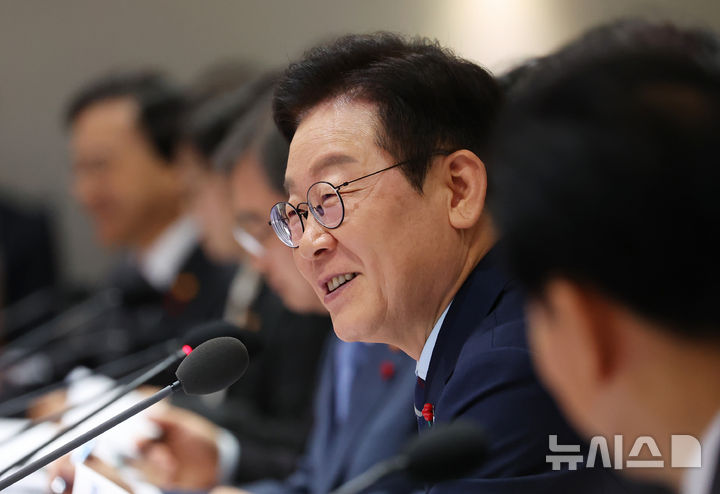 [서울=뉴시스] 고범준 기자 = 이재명 대통령이 2일 서울 용산 대통령실 청사에서 열린 국무회의에서 발언하고 있다. (대통령실통신사진기자단) 2025.12.02. bjko@newsis.com