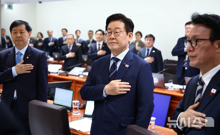 [서울=뉴시스] 고범준 기자 = 이재명 대통령이 2일 서울 용산 대통령실 청사에서 열린 국무회의에서 국민의례를 하고 있다. (대통령실통신사진기자단) 2025.12.02. bjko@newsis.com