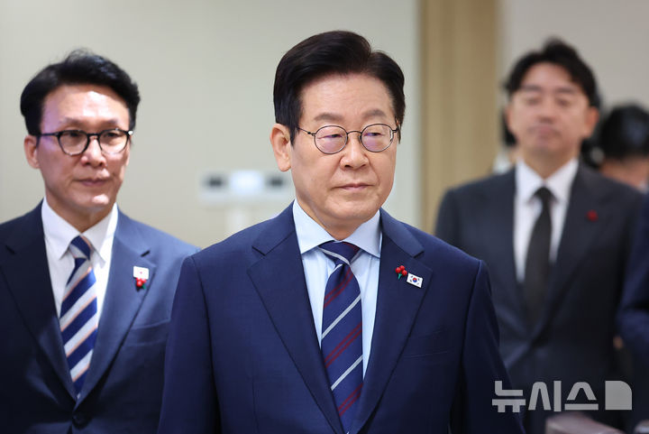 [서울=뉴시스] 고범준 기자 = 이재명 대통령이 2일 서울 용산 대통령실 청사에서 열린 국무회의에 입장하고 있다. (대통령실통신사진기자단) 2025.12.02. bjko@newsis.com