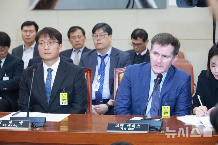 [서울=뉴시스] 고승민 기자 = 브랫 매티스 쿠팡 CISO가 2일 서울 여의도 국회에서 열린 과학기술정보방송통신위원회의 쿠팡 개인정보 유출 사고 관련 현안질의에서 의원 질의에 답하고 있다. 2025.12.02. kkssmm99@newsis.com