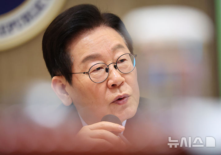 [서울=뉴시스] 고범준 기자 = 이재명 대통령이 2일 서울 용산 대통령실 청사에서 열린 국무회의에서 발언하고 있다. (대통령실통신사진기자단) 2025.12.02. bjko@newsis.com