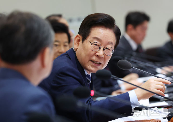 [서울=뉴시스] 고범준 기자 = 이재명 대통령이 2일 서울 용산 대통령실 청사에서 열린 국무회의에서 발언하고 있다. (대통령실통신사진기자단) 2025.12.02. bjko@newsis.com