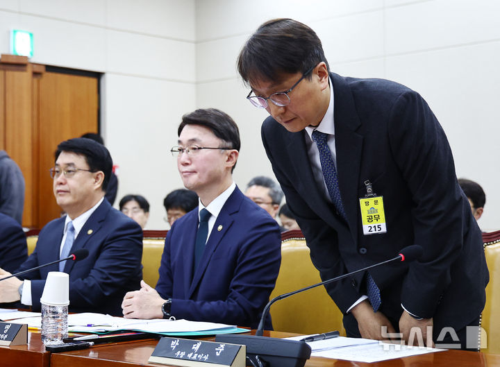 [서울=뉴시스] 김명년 기자 = 박대준 쿠팡 대표이사가 2일 오전 서울 여의도 국회 과학기술정보방송통신위원회 전체회의에서 고개숙여 인사하고 있다. 2025.12.02. kmn@newsis.com