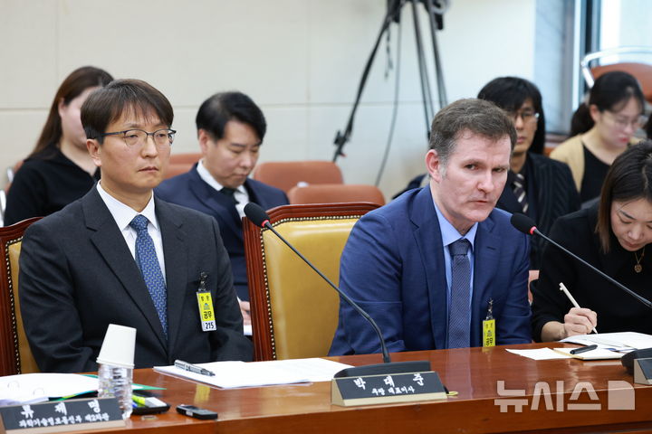 [서울=뉴시스] 고승민 기자 = 브랫 매티스 쿠팡 CISO가 2일 서울 여의도 국회에서 열린 과학기술정보방송통신위원회의 쿠팡 개인정보 유출 사고 관련 현안질의에서 의원 질의에 답하고 있다. 2025.12.02. kkssmm99@newsis.com