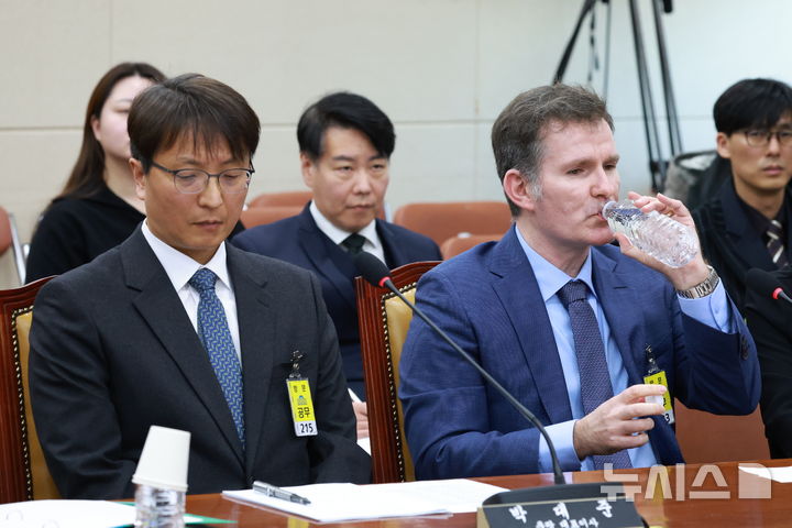 [서울=뉴시스] 고승민 기자 = 브랫 매티스 쿠팡 CISO가 2일 서울 여의도 국회에서 열린 과학기술정보방송통신위원회의 쿠팡 개인정보 유출 사고 관련 현안질의에서 물을 마시고 있다. 2025.12.02. kkssmm99@newsis.com