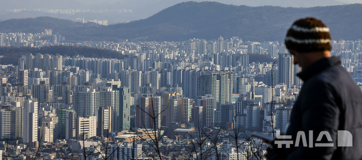 [서울=뉴시스] 정병혁 기자 = 2일 서울 중구 남산에서 시내 아파트가 보이고 있다. 수요에 비해 공급이 뒷받침되지 않으면서 전세가격은 상승세를 이어가고 있다. 한국부동산원에 따르면 10·15 대책 발표 이후인 10월20일 기준 전국 아파트 전세가격은 0.06% 오른 뒤 상승폭이 확대됐다. 전세의 월세화가 가속화되는 가운데 대출규제까지 강화되면서 전세 물건은 감소세를 보이고 있다. 규제지역 지정과 토지거래허가구역 확대로 서울 전역과 경기 일부 지역에서 전세를 끼고 매매하는 갭투자도 금지되면서 전세 물건이 줄었다.2025.12.02. jhope@newsis.com